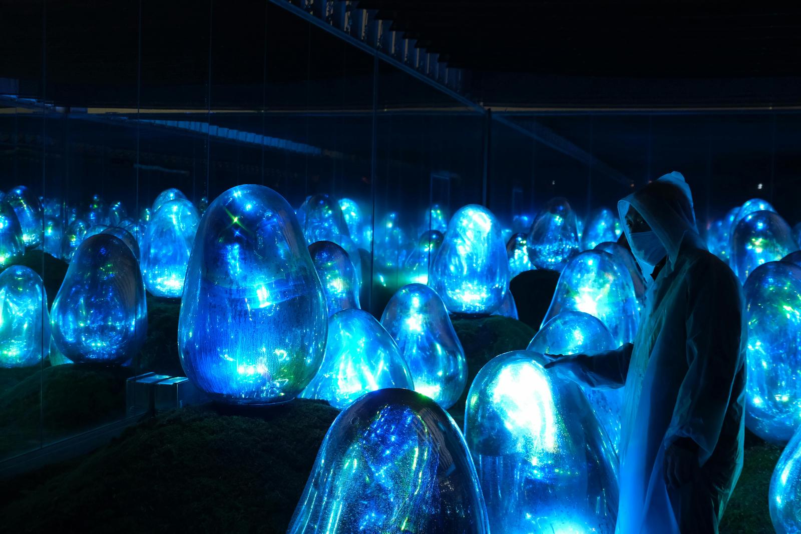 Hero image with many shiny blue eggshaped objects